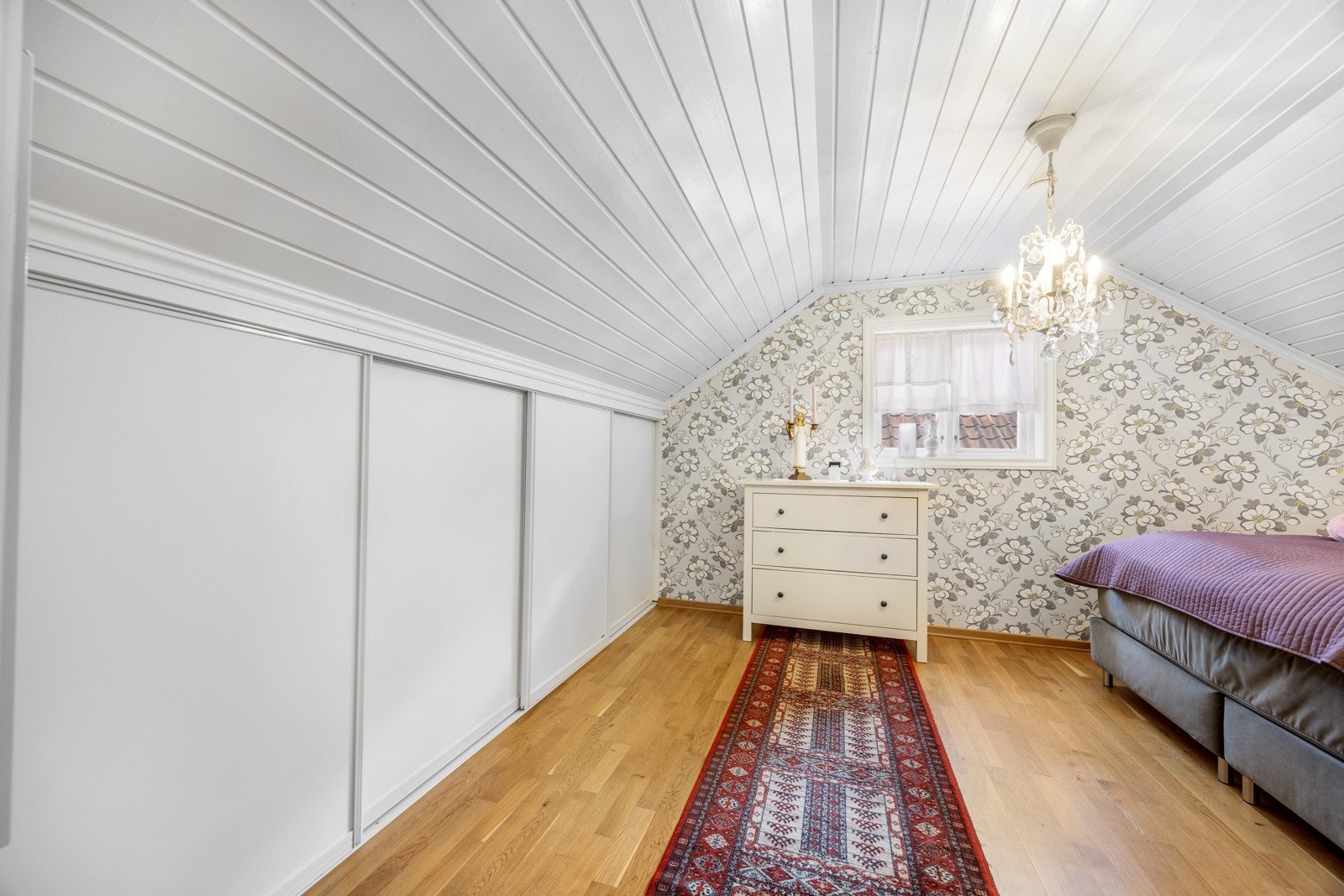 Hovedsoverommet har romslig skyvedørsgarderobe under skråtaket Galleribilde