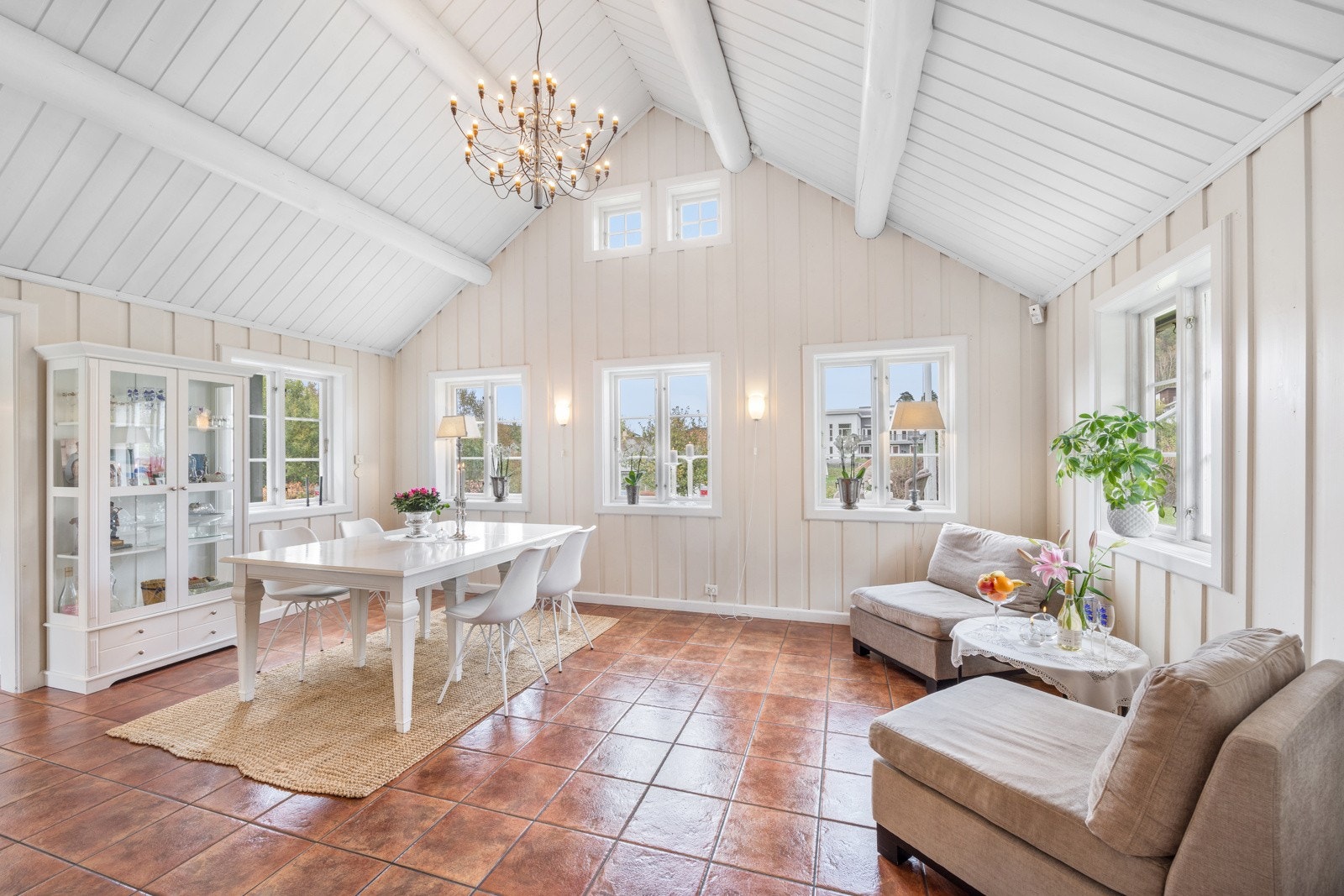 Den gode takhøyden og de mange vinduene gir svært god romfølelse og godt lys inn i rommet Galleribilde