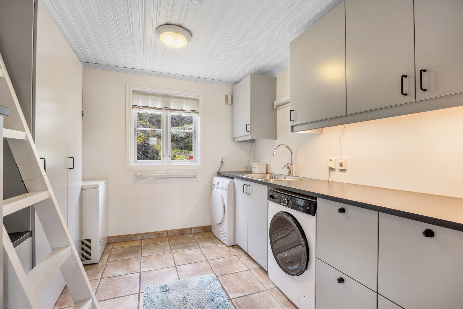 Separat og praktisk vaskerom med fin innredning Galleribilde