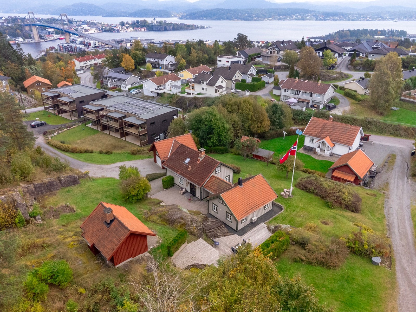 Eiendommen ligger helt skjermet med noe utsikt mot vannet fra deler av tomta Galleribilde