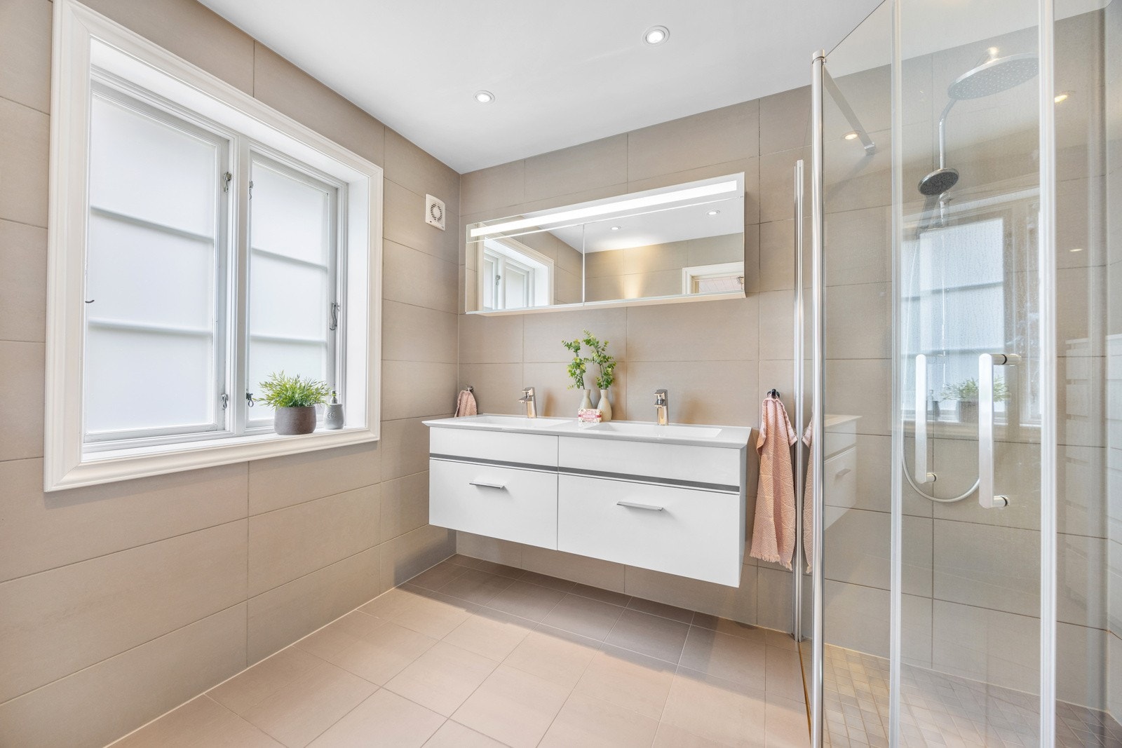 Med adkomst fra entreen finner du et av boligens to bad Galleribilde