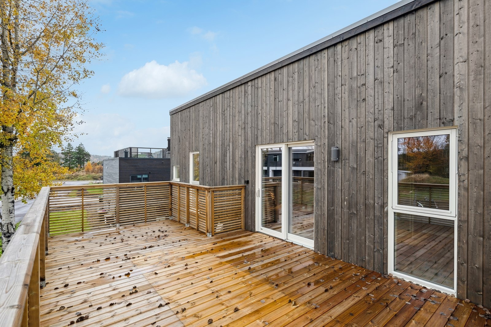 Solrik veranda med god plass til utemøbler og grill. Galleribilde