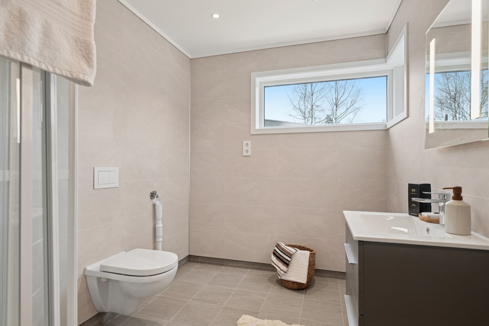 Fra baderommet i 1. etg. Lysspotter i taket gir et stilrent og moderne preg. Galleribilde