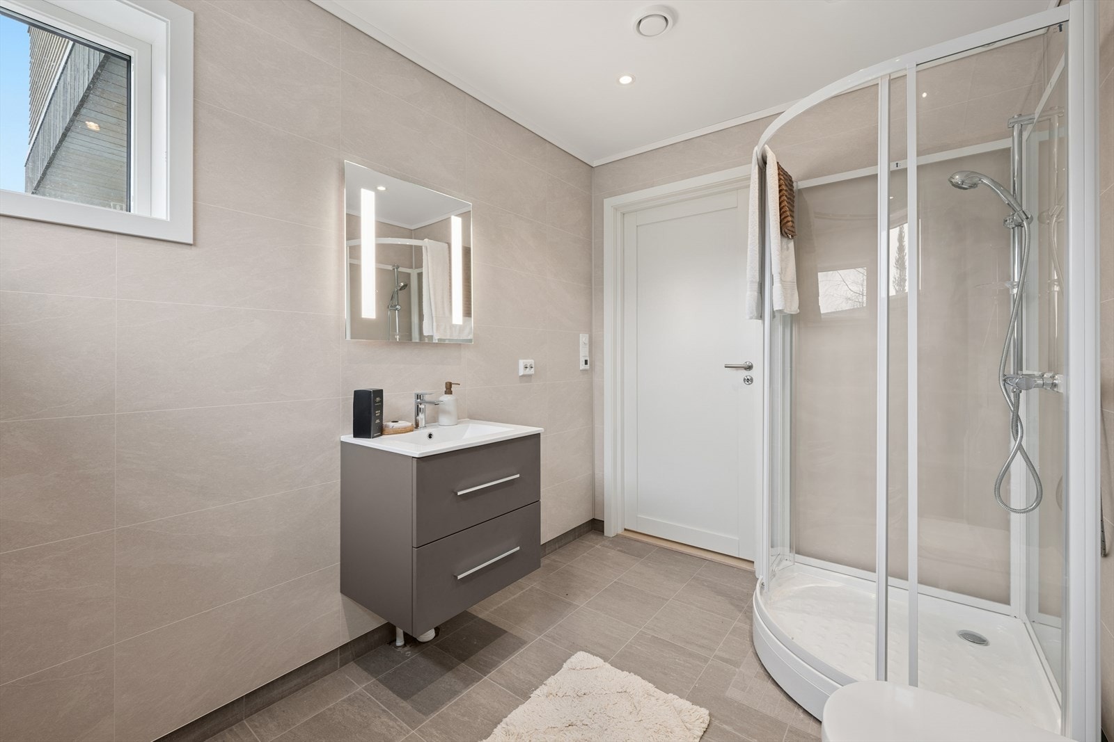 Begge baderommene er moderne utstyrt med dusj, vegghengt toalett og speil med integrert LED-belysning - for både komfort og stil. Galleribilde