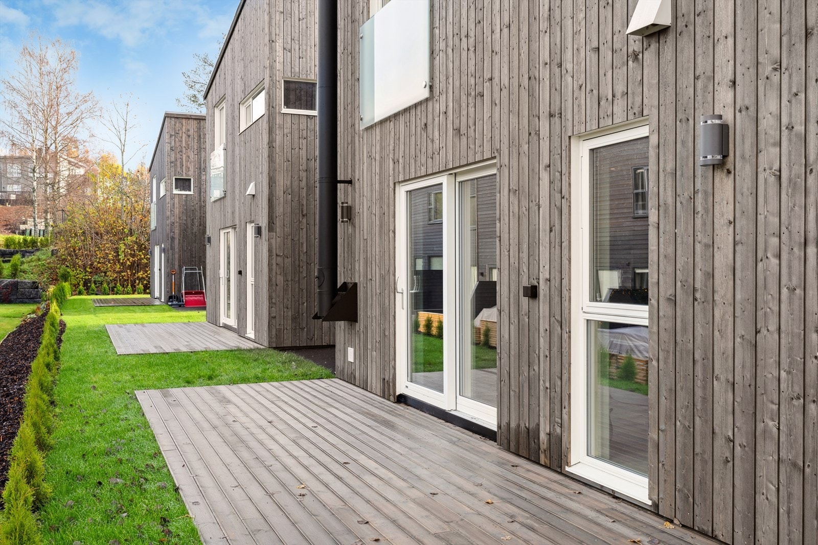 Boligene ligger i et hyggelig og barnevennlig nabolag med grønne uteområder, perfekte for lek, avslapning og sosiale aktiviteter. Galleribilde