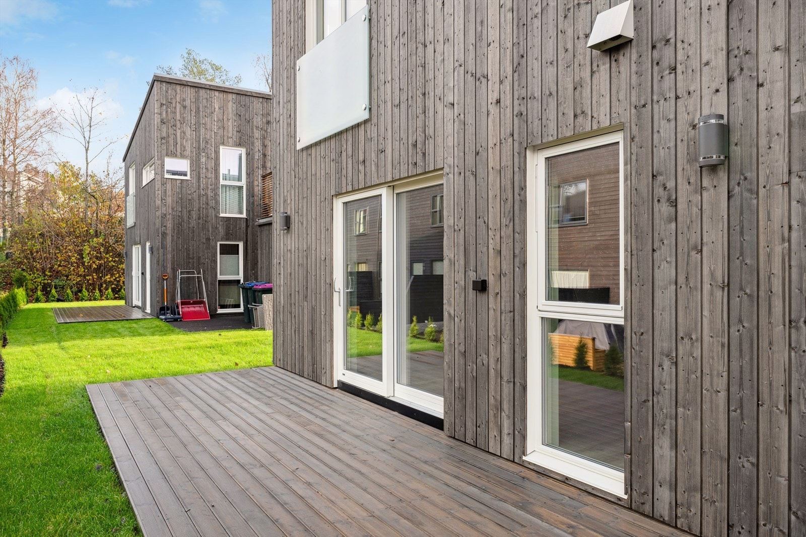 Det er også terrasse i boligens første etasje. Her kan du nyte morgenkaffen! Galleribilde