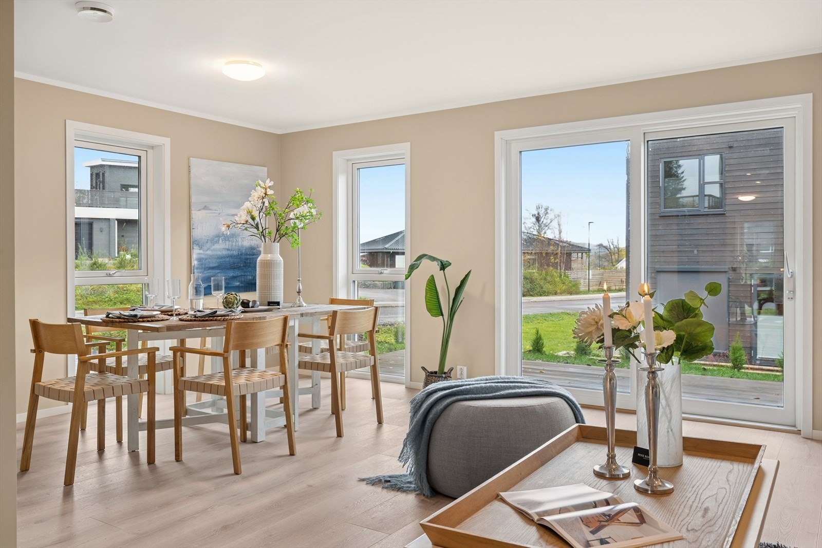 Lys og stilfull stue med god plass til både salong og spisestue - perfekt for både hverdagsliv og hyggelige sammenkomster. Galleribilde