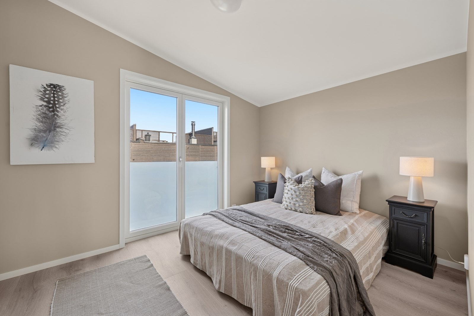 Det er godt med plass til dobbeltseng, garderobeskap, og andre møbler. Galleribilde