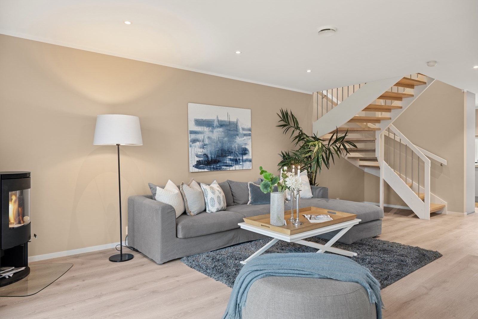 I stua er det installert en peisovn med utvendig stålpipe. Her fra nr 9, i nr 11 er ovnen plassert på veggen mot trappen ca der planten står. Galleribilde