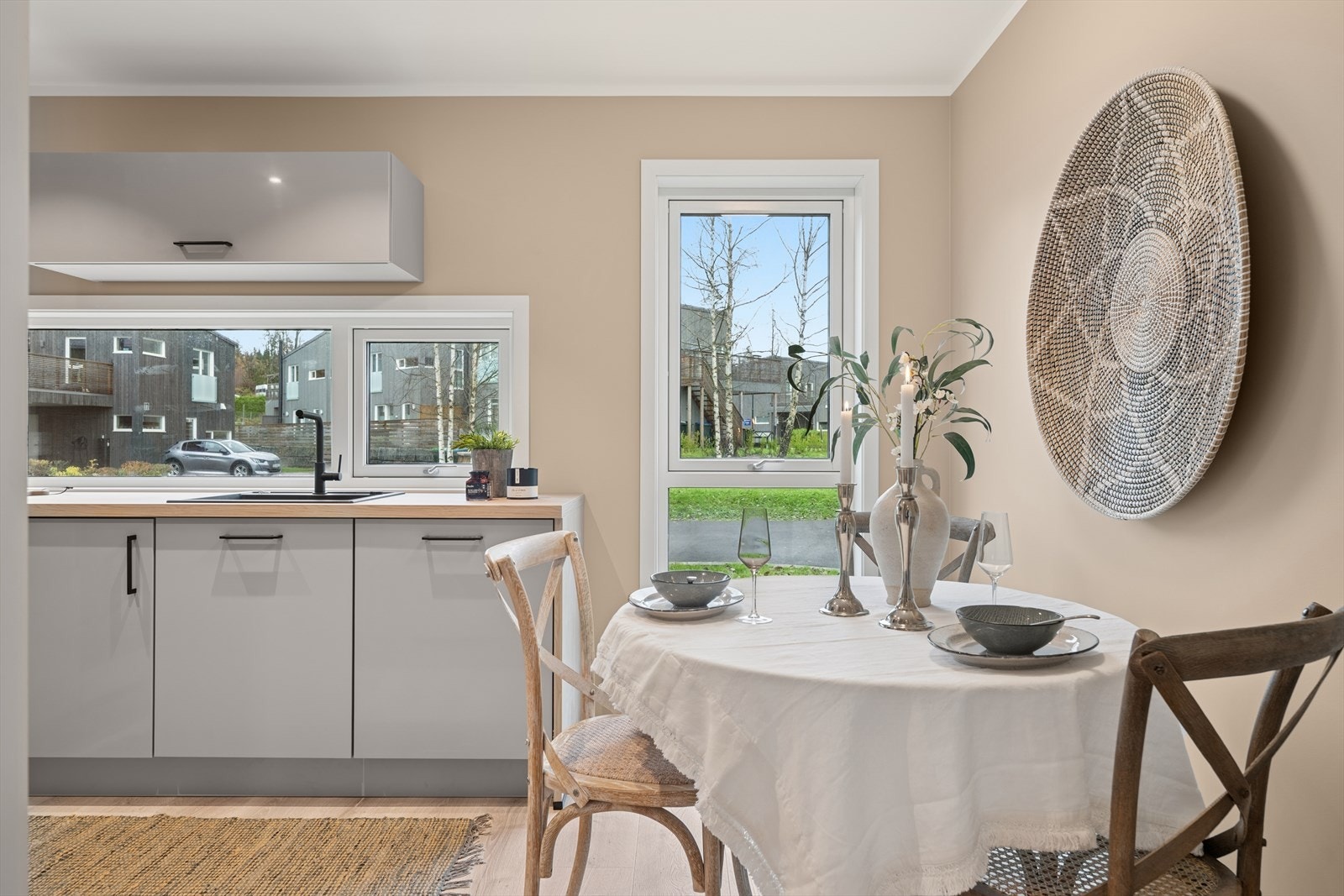 Lyst og luftig kjøkken med moderne uttrykk og god romfølelse. Galleribilde