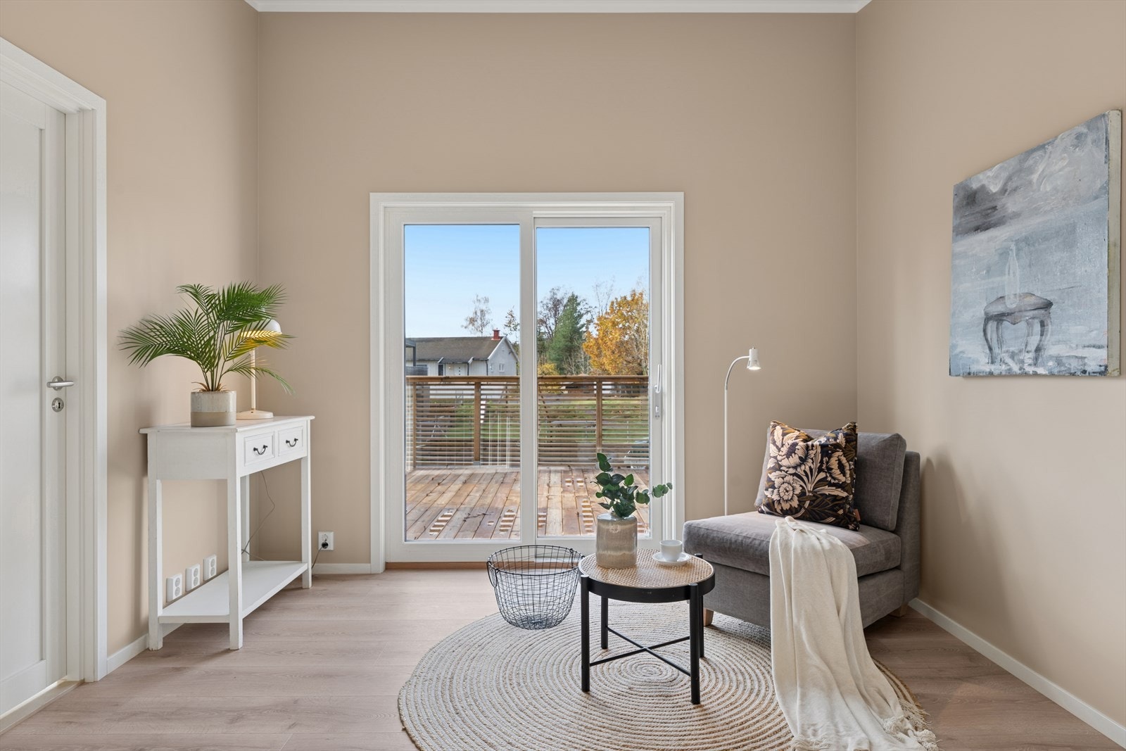 Fra stua i andre etasje har du direkte utgang til verandaen. Galleribilde