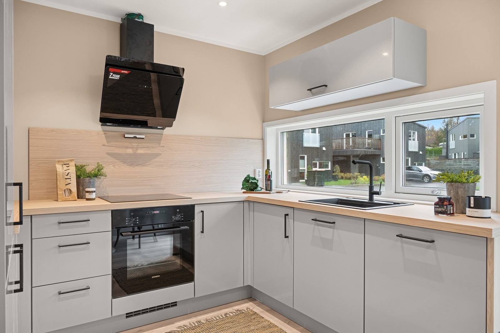 Kjøkkenet er utstyrt med kvalitetsinnredning fra KEO, og har en elegant løsning med vinduer plassert mellom benkeplaten og overskapene - som gir både ekstra lys og et moderne uttrykk. Galleribilde