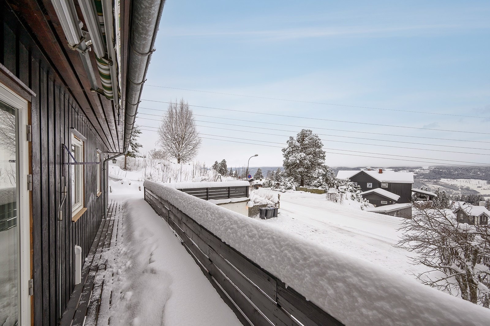 Fra balkongen kan den flotte utsikten over nærområdet nytes. Galleribilde