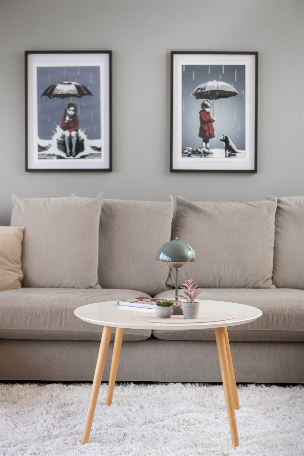 Gjennomførte materialvalg og fargertoner skaper en helhetlig stil i boligen. Galleribilde