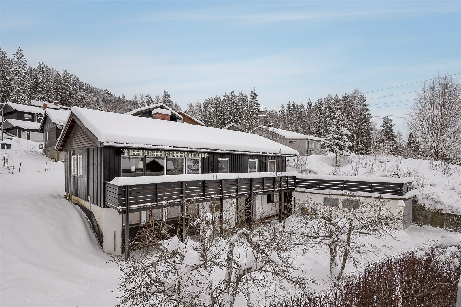 Enebolig som fremstår som godt vedlikeholdt. Svært attraktiv og familievennlig beliggenhet i Lillehammer. Galleribilde