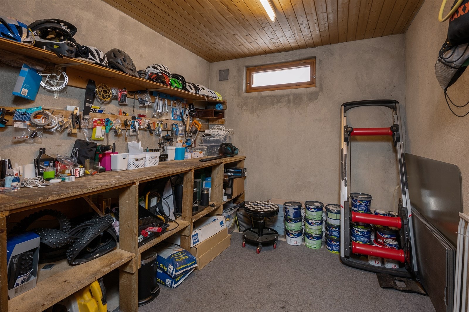 En av bodene er innredet som et verksted eller hobbyrom. Galleribilde