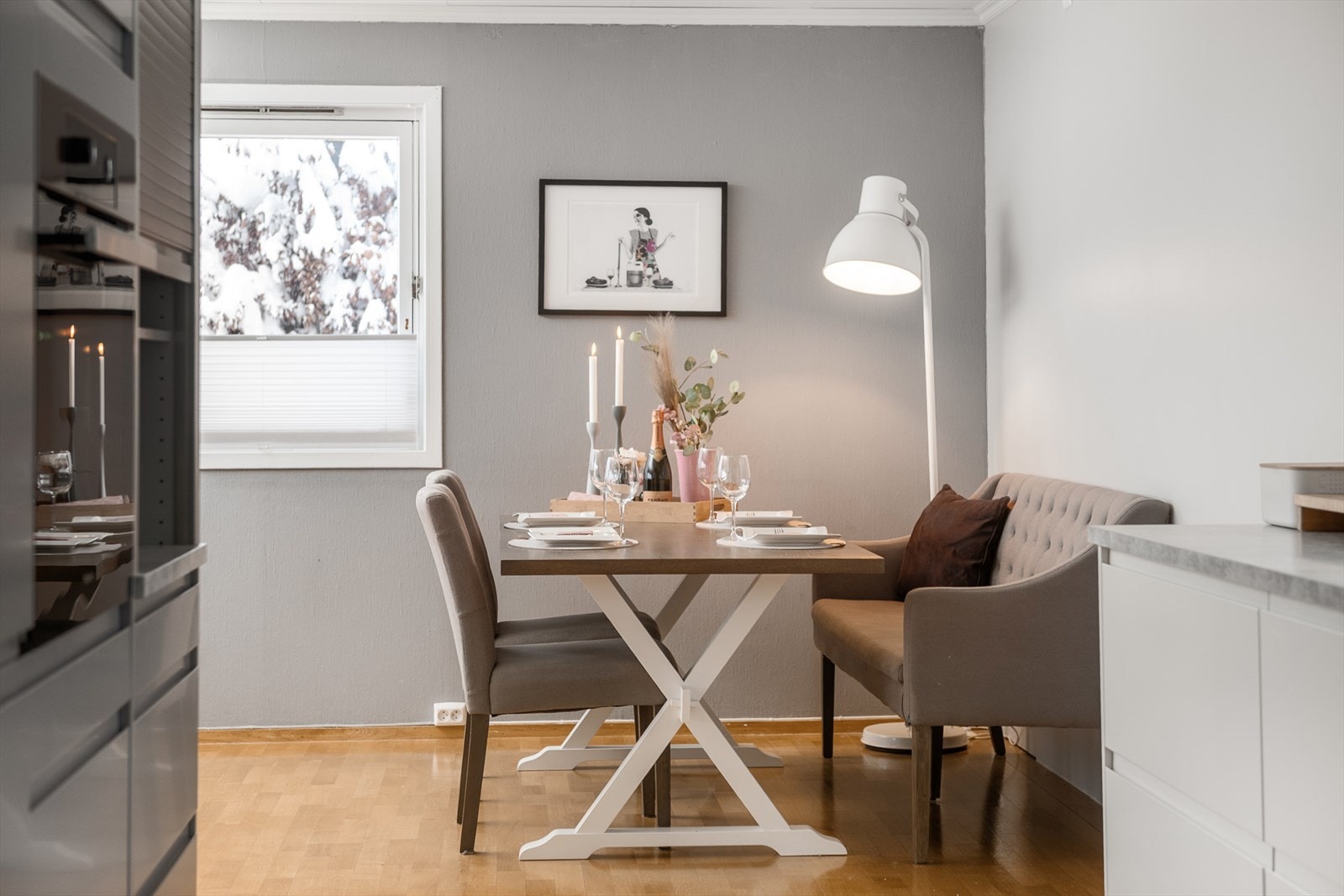 Det er fin kontakt mellom kjøkken og spiseplassen. Galleribilde