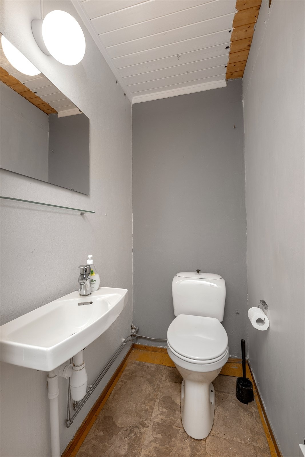 Det er separat toalettrom i boligen. Galleribilde