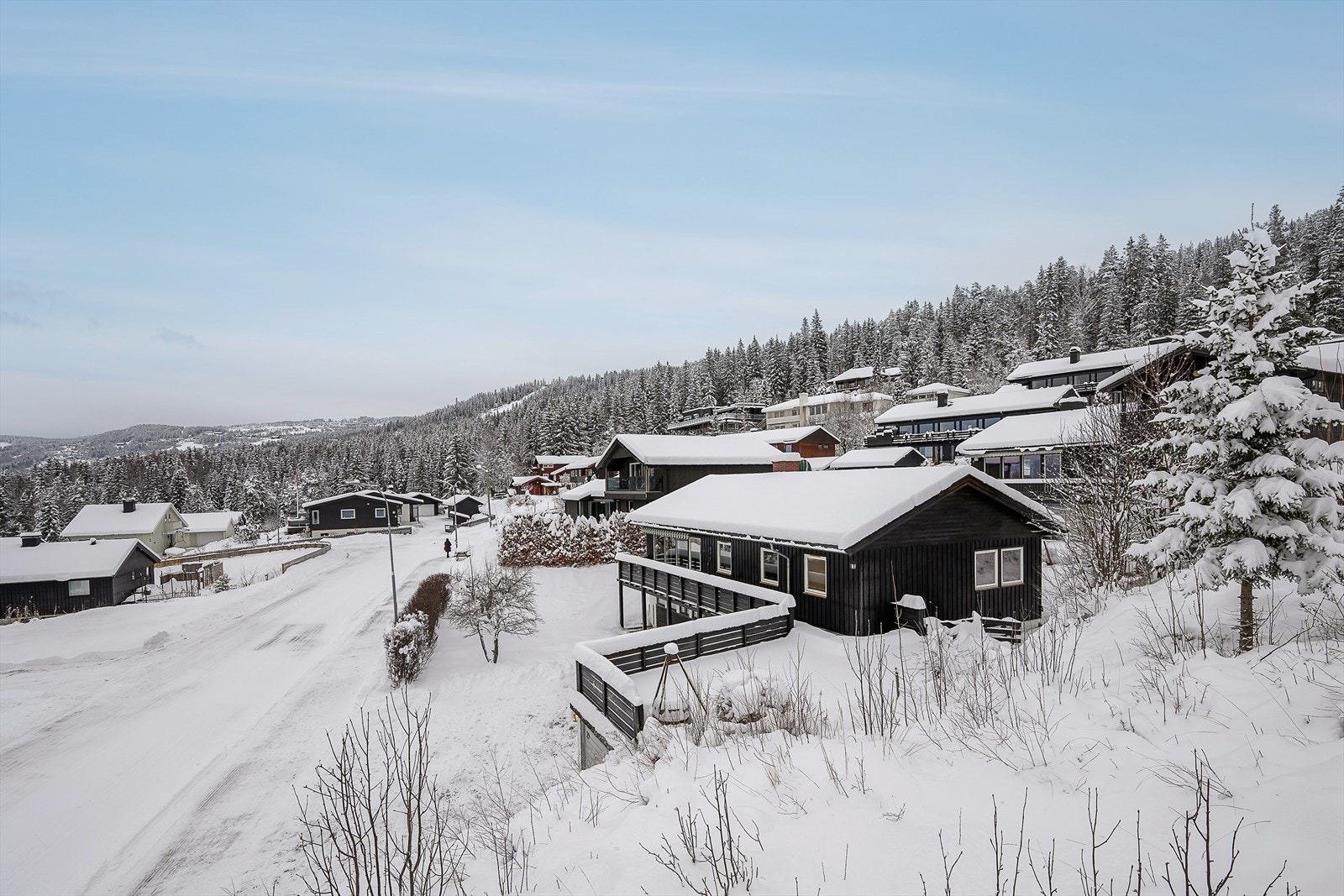 Furubakken 29 ligger i et stille og rolig, veletablert boligområde. Galleribilde