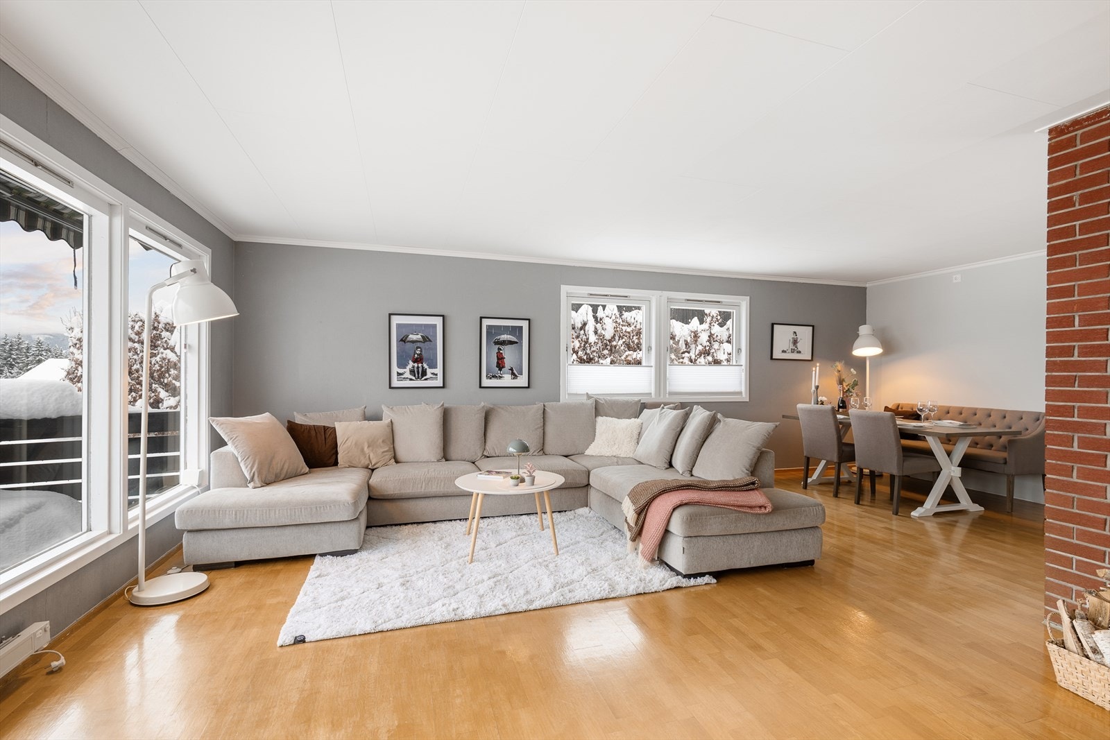 Hovedetasjen har en lys og romslig stue med god plass til både sofagruppe og spisebord. Galleribilde