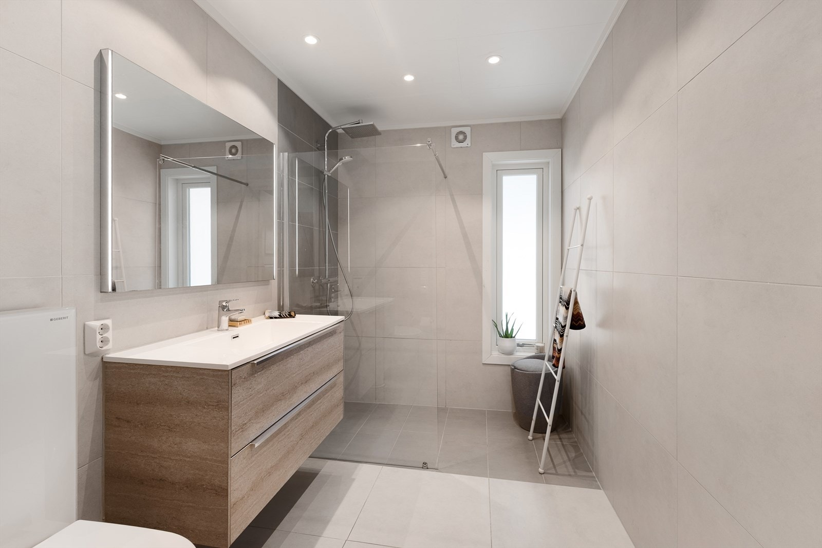 Delikat, flislagt bad med god standard, romslig dusjsone og vegghengt toalett. Galleribilde