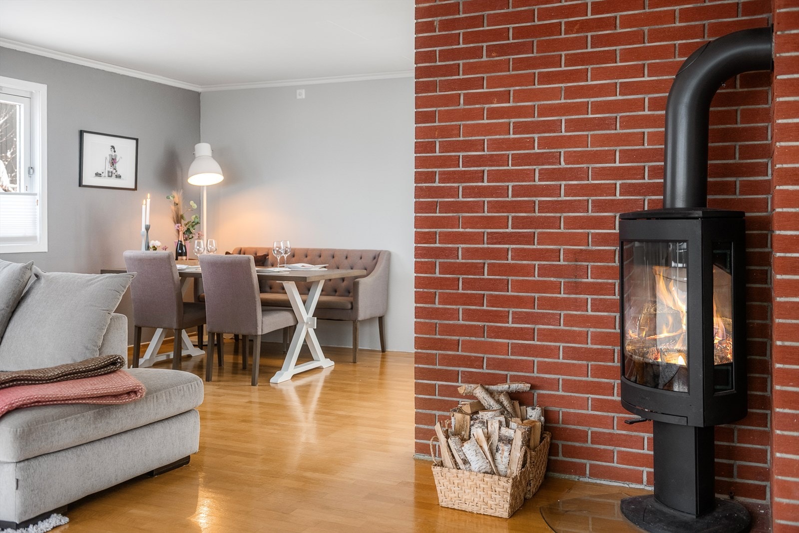 Stua er inndelt i naturlige soner soner flyter fint over i hverandre. Galleribilde