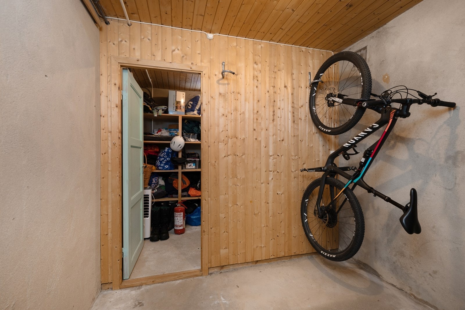 Boligen har rikelig med lagringsplass, inkludert flere boder i underetasjen. Galleribilde