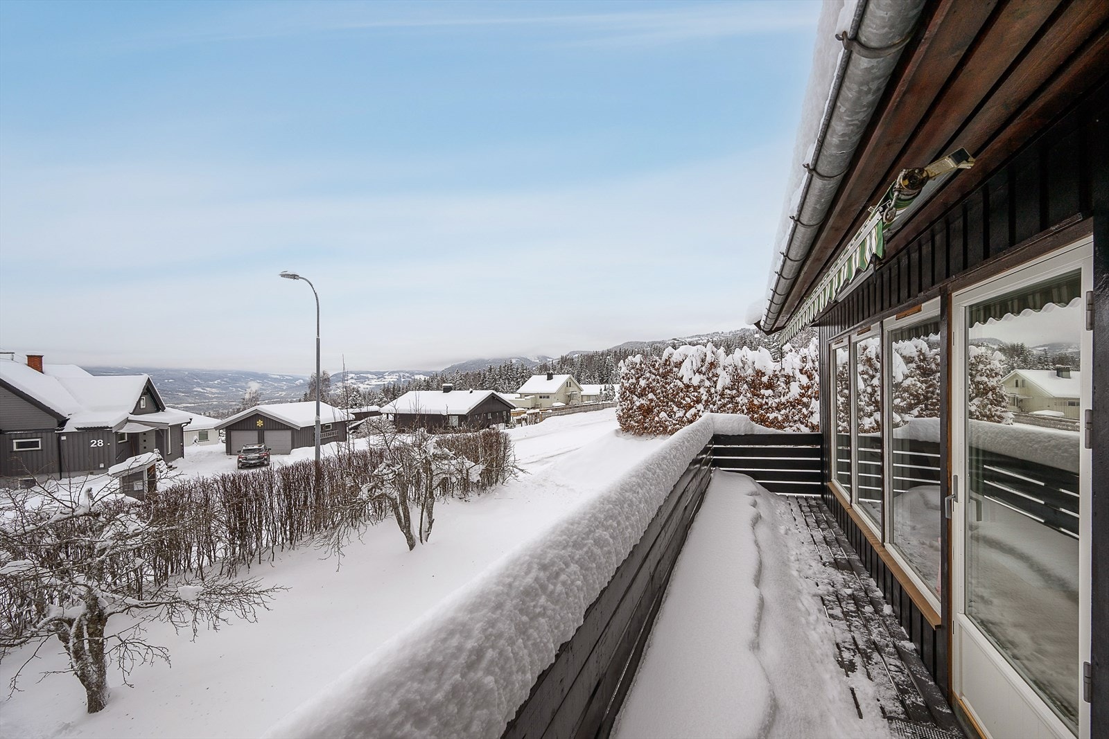 Uteplassen er godt skjermet for direkte innsyn. Gode muligheter til å møblere. Galleribilde