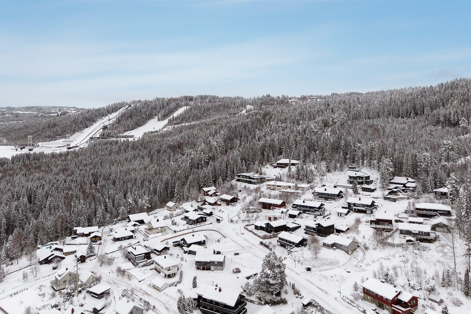 Herfra er det umiddelbar nærhet til lysløypa og marka, perfekt for en aktiv familie. Galleribilde
