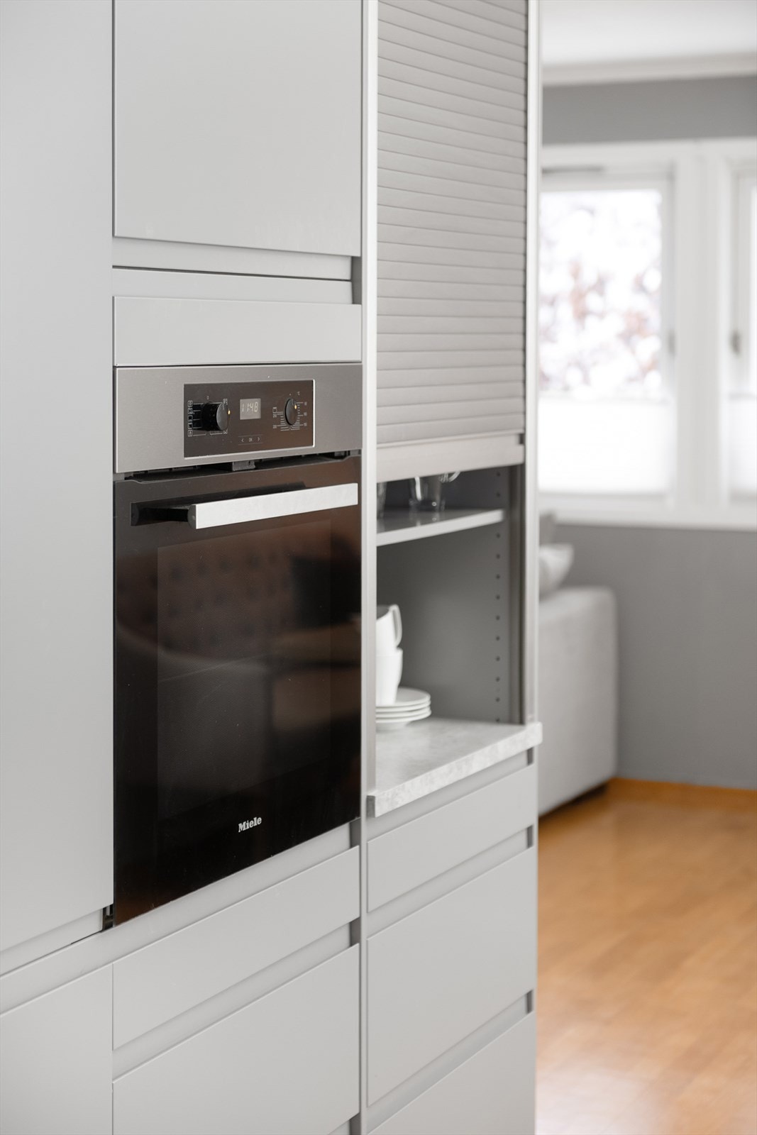 Høyskap med integrert stekeovn og praktisk sjalusiskap for småapparater. Galleribilde