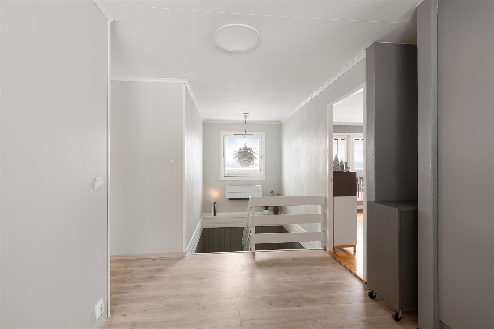 Trapperommet binder de to etasjene sammen og leder opp til boligens hovedplan. Galleribilde