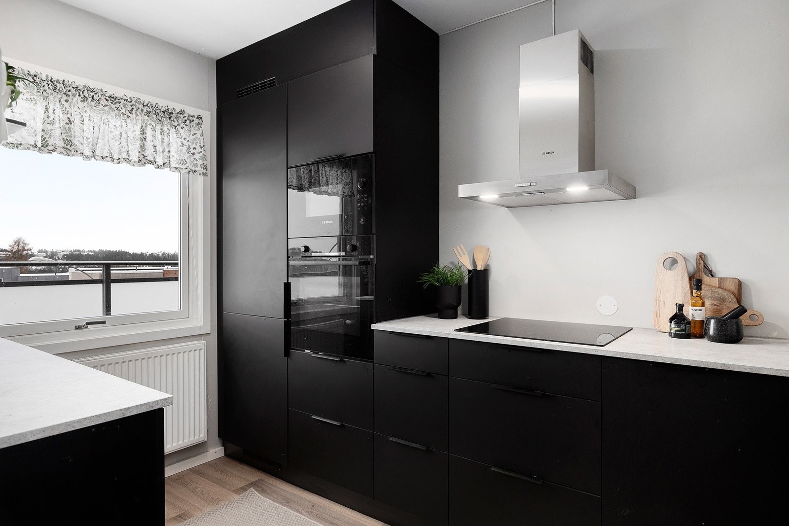 Glatte skapfronter og laminat benkeplate gir et stilrent uttrykk. Galleribilde