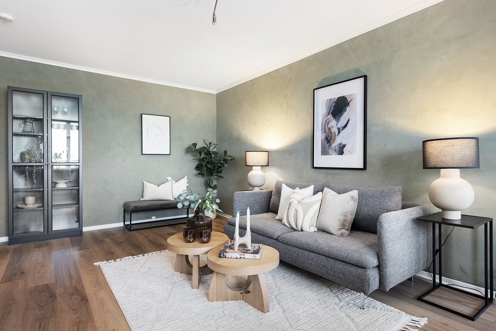 Leiligheten fremstår moderne med malte slette veggflater og gjennomgående laminatgulv. Galleribilde