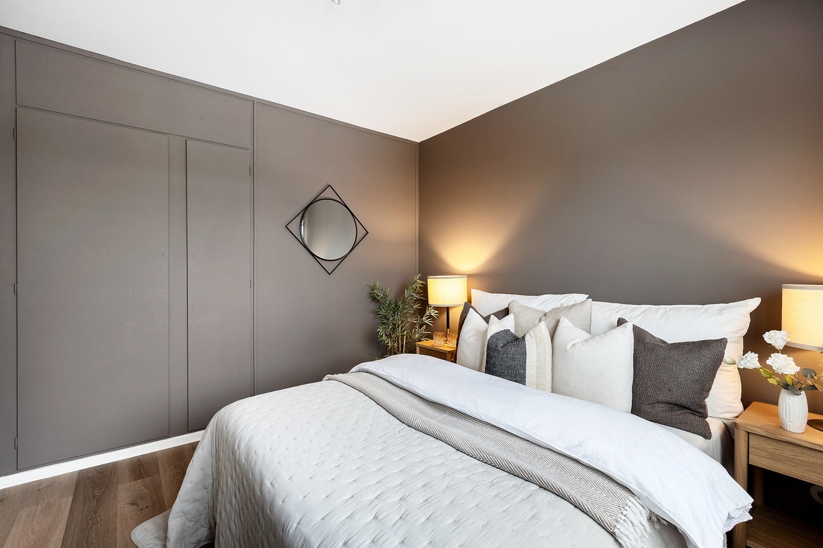 Det er etablert en god garderobelønsing på soverommet. Galleribilde