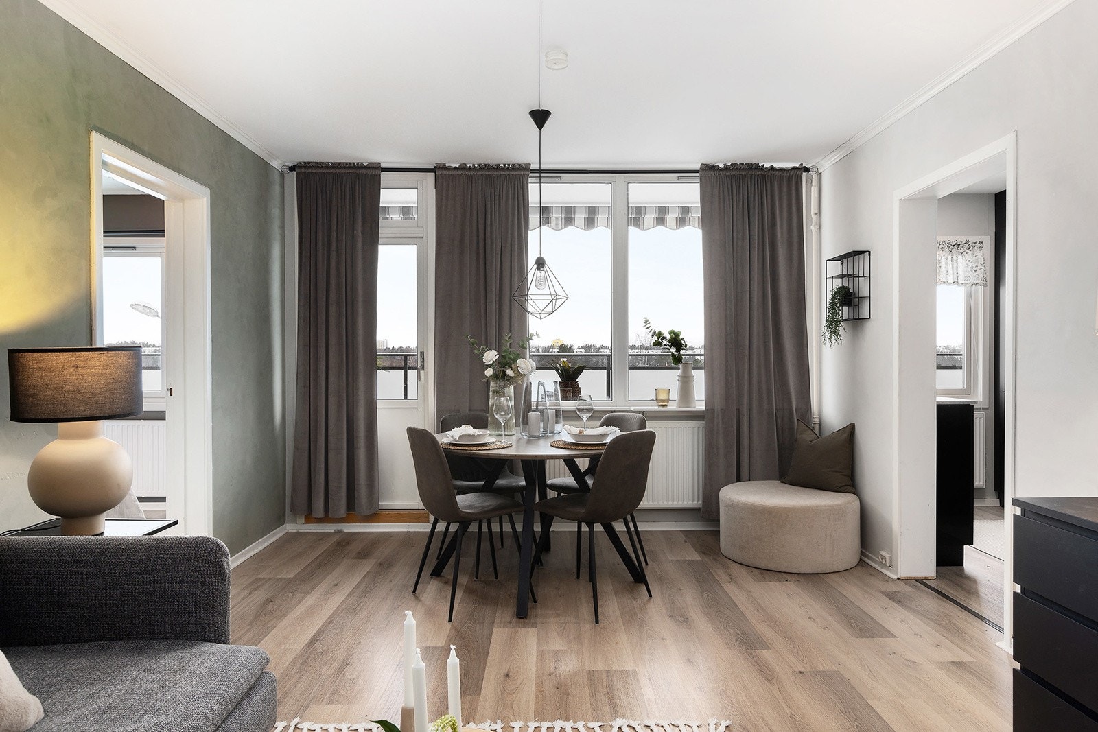 Stuen oppleves som godt skjermet uten innsyn. Galleribilde