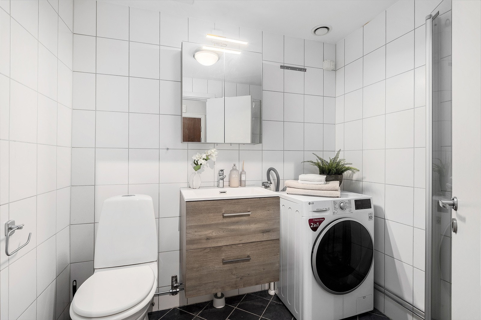 Flislagt baderom med opplegg for vaskemaskin Galleribilde