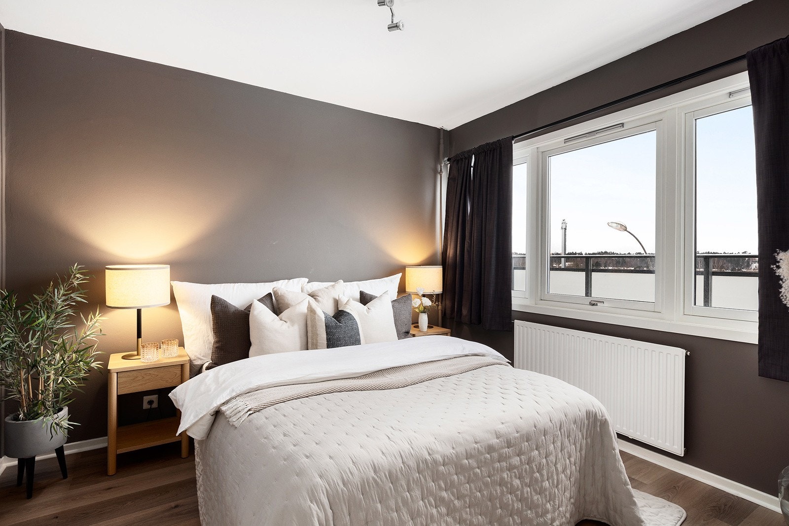 Soverommet er av god størrelse med god plass til dobbeltseng med tilhørende møblement. Galleribilde