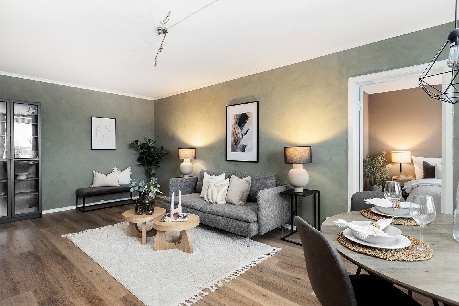 Stor og åpen stue med fine møbleringsmuligheter. Galleribilde