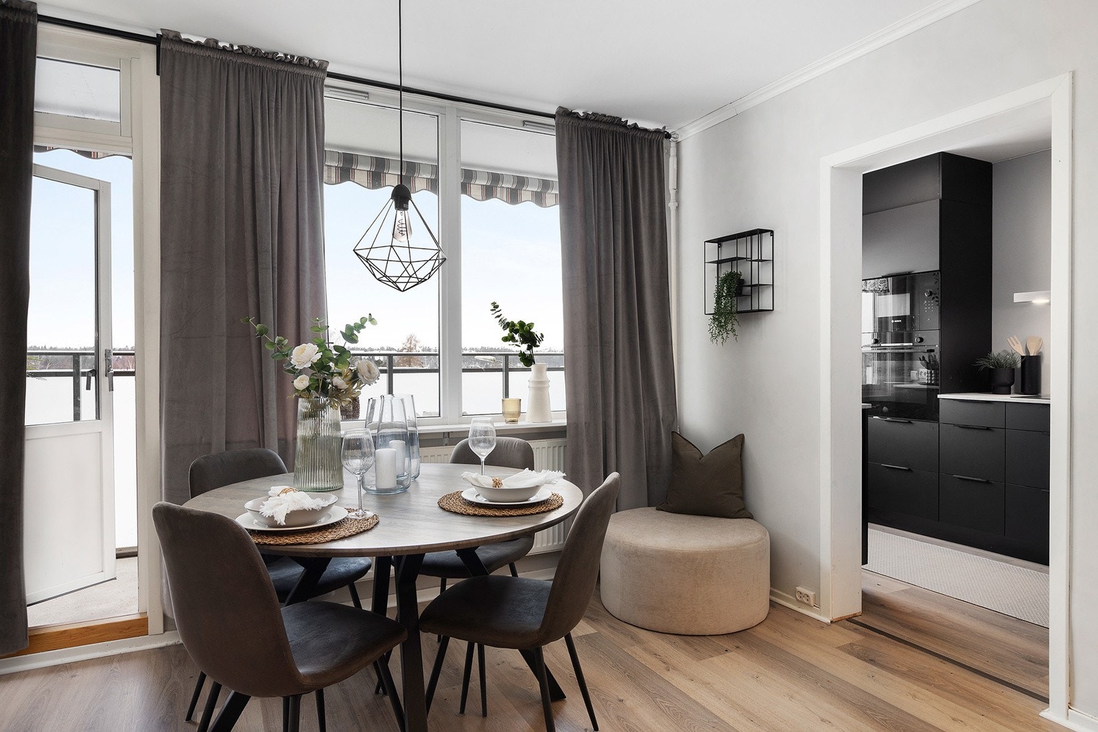 Hyggelig spisestueområde med en naturlig tilknytning til kjøkken. Galleribilde