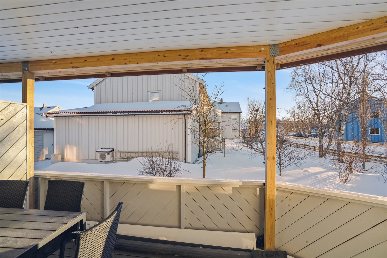 Fra stuen er det videre utgang til en stor overbygget terrasse. Galleribilde