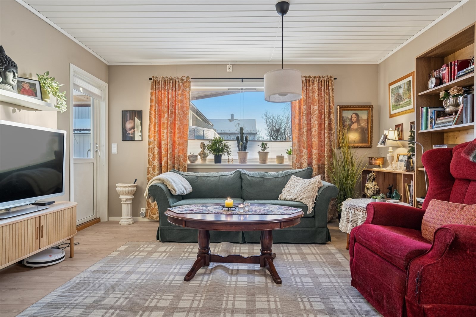 Sofakroken finner fort sin naturlige plass i rommet, og tv-en kan med fordel plasseres mot/på vegg. Galleribilde