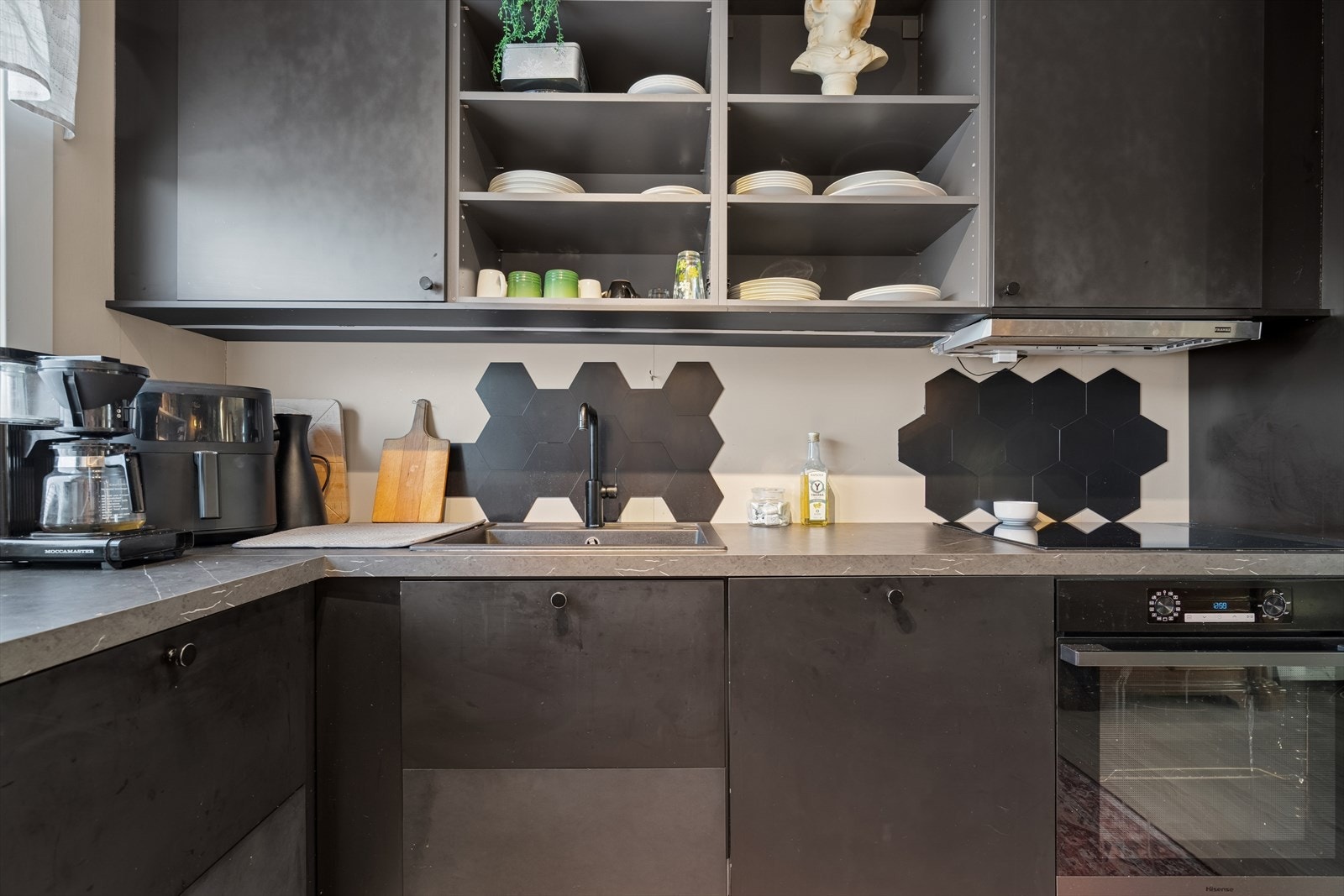 Integrerte hvitevarer som stekeovn, platetopp, oppvaskmaskin og kjøl/frys. Galleribilde