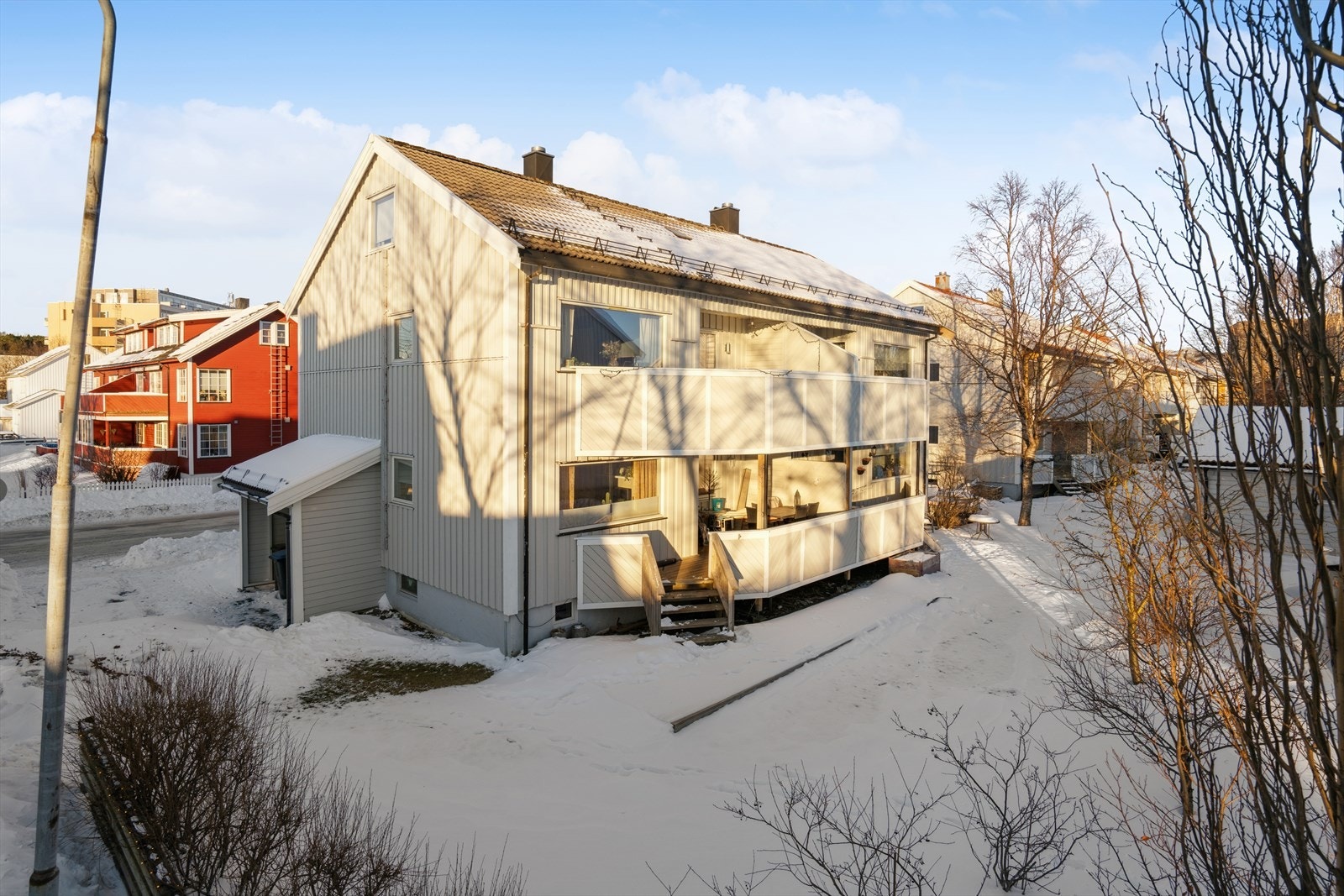 Fra terrassen er det videre nedgang til en flott hage. Galleribilde