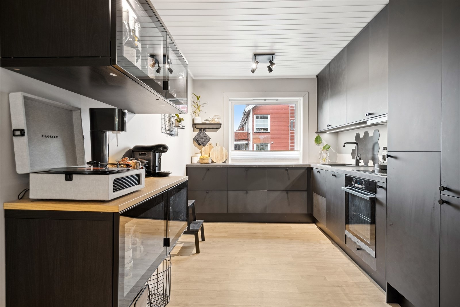 Bilde tatt i 2024 ved tidligere salg. Ment som illustrasjonsfoto. Skap og ekstra benk på venstre side er nå demontert og satt i boden. Kan medfølge salget. Galleribilde