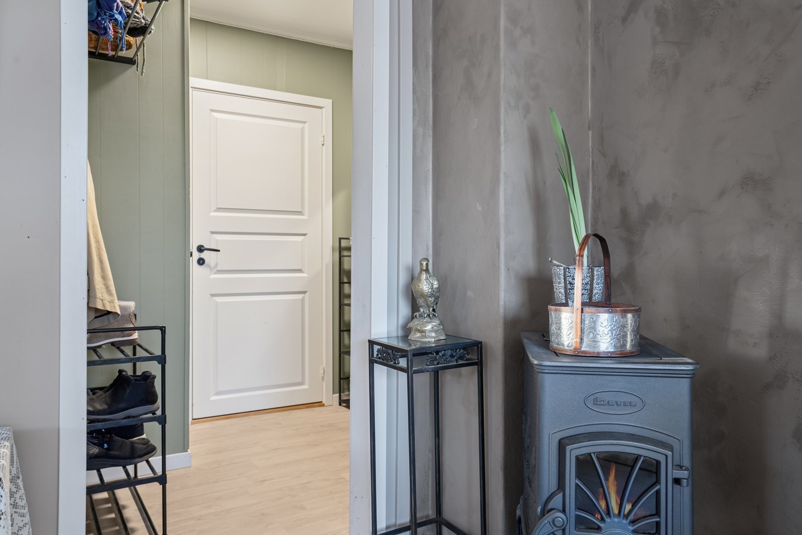 Lys og hyggelig entré med plass for garderobe- og opphengsløsninger. Galleribilde