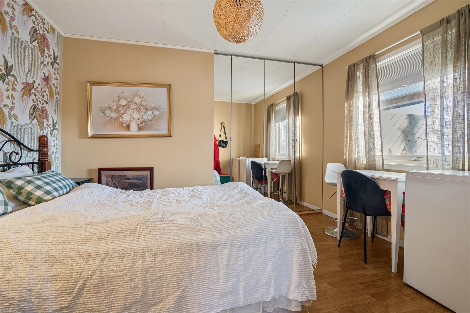 Soverommet er romslig og byr på god plass for dobbeltseng, nattbord og en innebygget skyvedørsgarderobe. Galleribilde