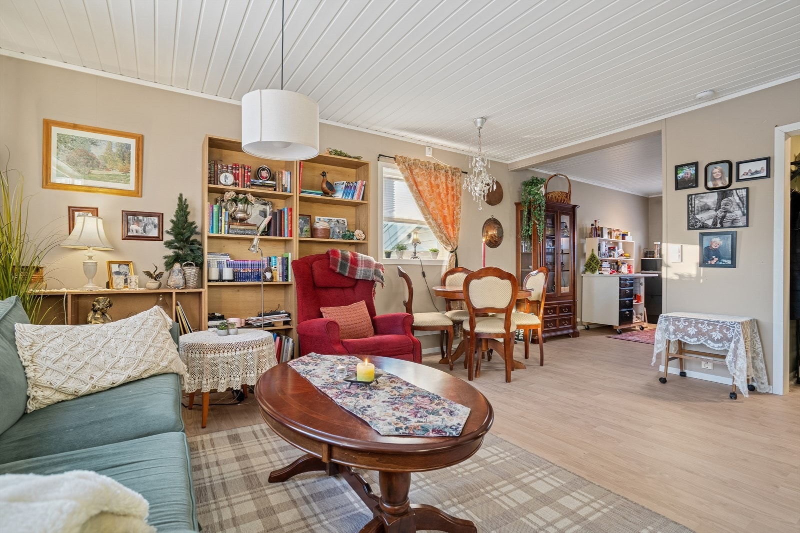 Stue/kjøkken er i en delvis åpen og luftig løsning. Galleribilde