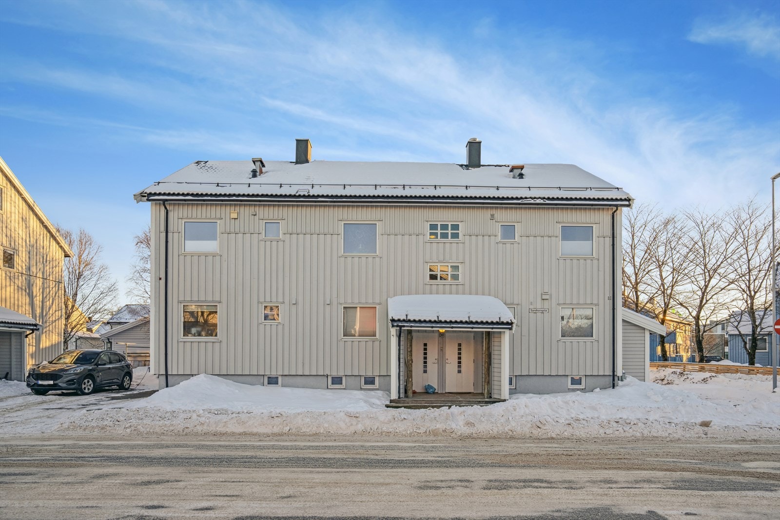 Fast parkeringsplass med el-bil lader. Galleribilde