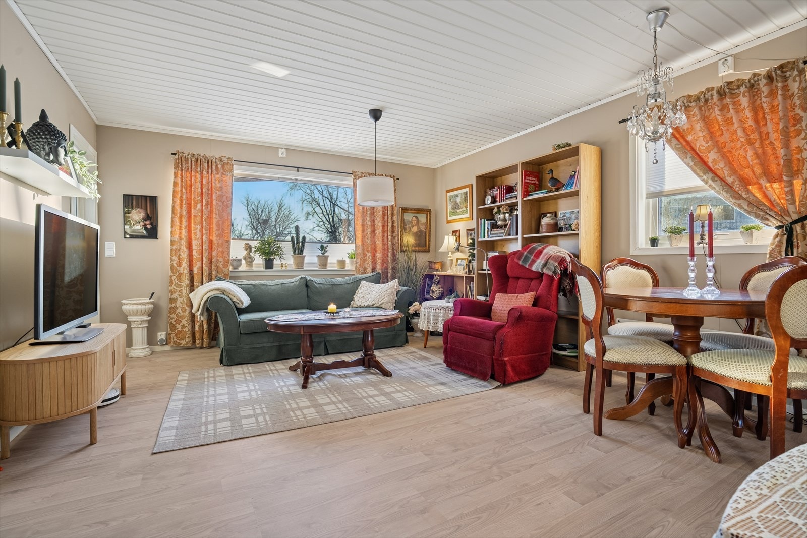 Vi beveger oss videre inn i en lys og innbydende stue. Galleribilde