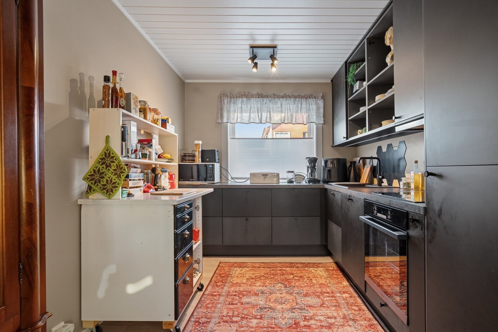 Stilfullt kjøkken fra 2022. Her har en alt en måtte trenge av skap-, skuff- og benkeplass. Galleribilde